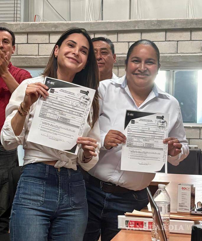 $!Pily de Aguinaga acudió al Comité Distrital Electoral Número 10 para formalizar su registro como candidata a diputada local, acompañada por su suplente Ana Cortinas.