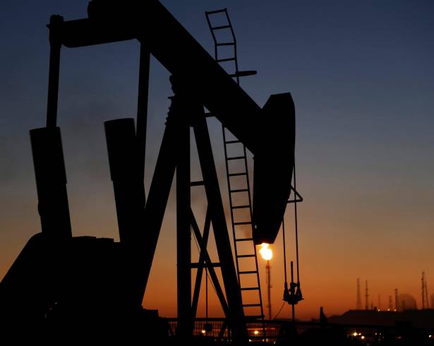 En esta imagen del 18 de enero de 2016, una bomba petrolera al amanecer en el yacimiento petrolero de Sakhir, Bahrein.