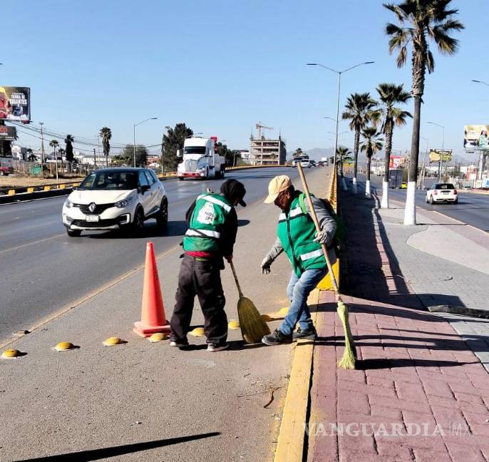 $!El alcalde Tomás Gutiérrez Merino supervisó los trabajos de limpieza realizados por las cuadrillas de Ola Verde en diversas colonias de Ramos Arizpe.