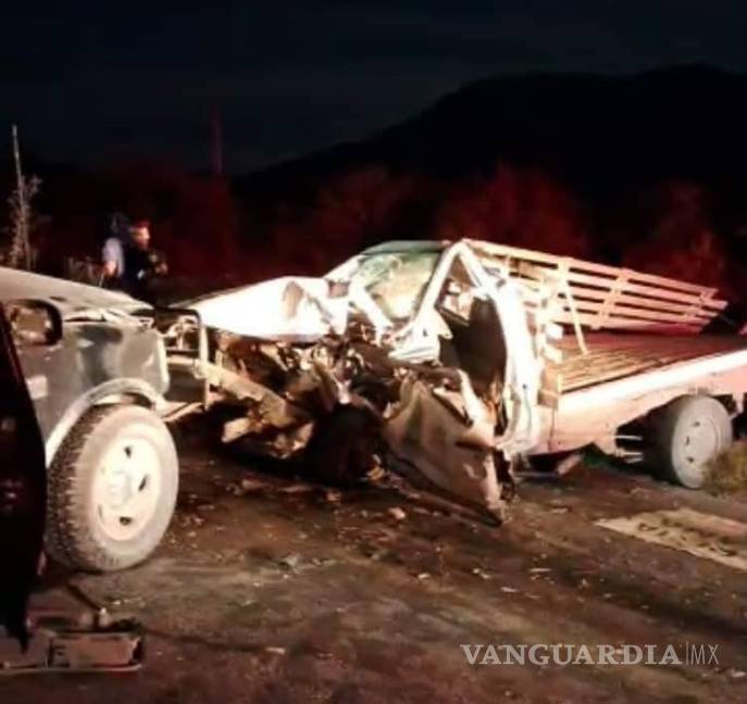 $!La camioneta propiedad del Municipio quedó deshecha y su conductor, trabajador de la Presidencia, murió.