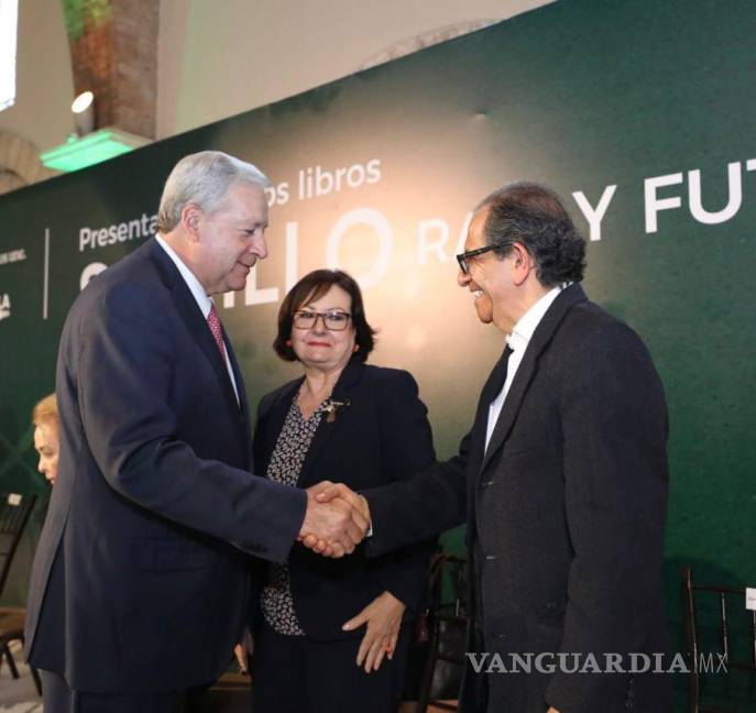 $!El alcalde José María Fraustro Siller, en compañía de escritores e historiadores de la localidad, presentó la colección de libros Saltillo.