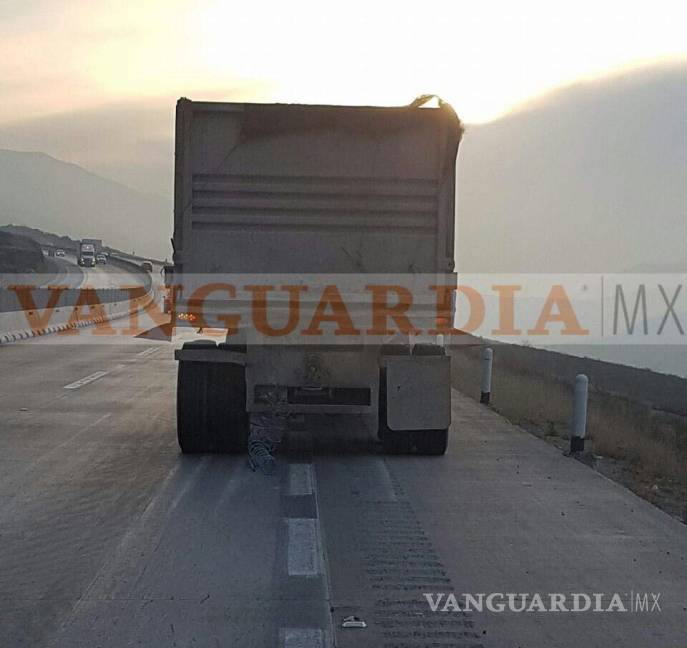 $!Tráiler choca contra muro central y paraliza la carretera Monterrey - Saltillo