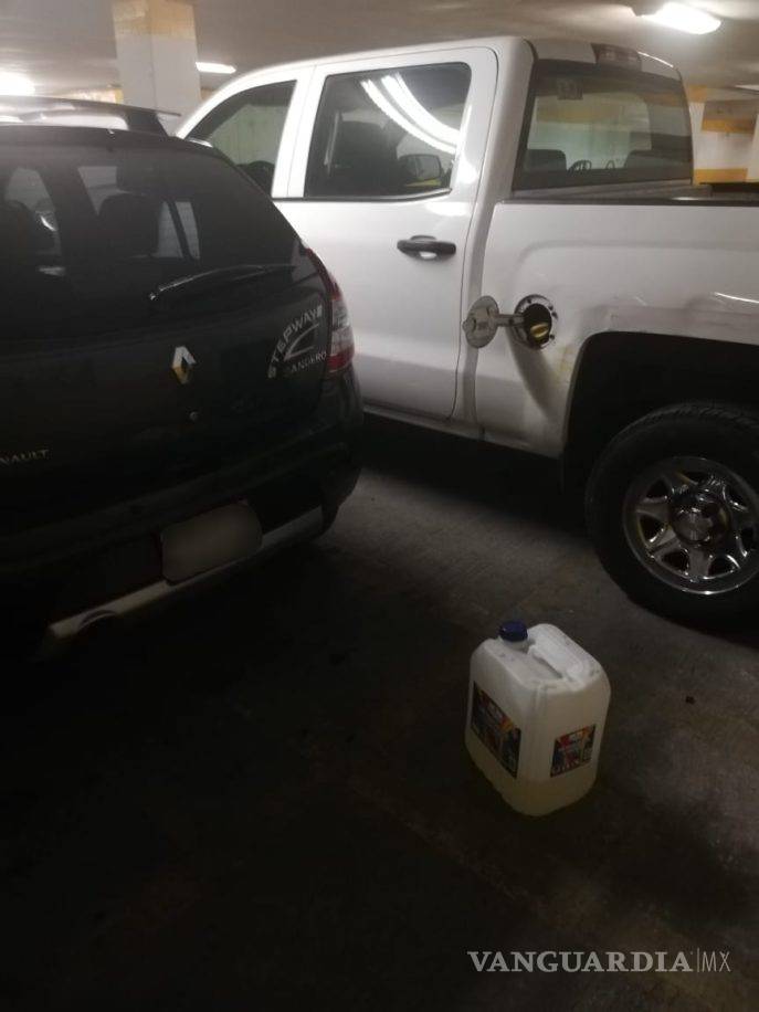 $!Detienen a funcionario capitalino por robar gasolina de otros autos