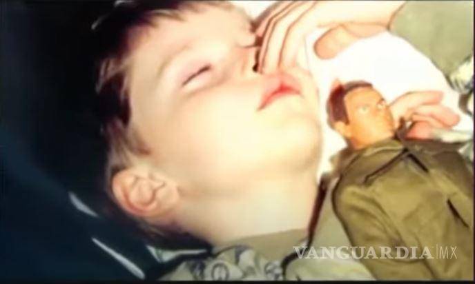 $!El pequeño James junto a una de sus figuras de acción GI-Joe