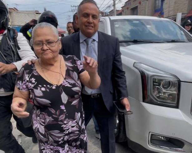 Carlota “N”, conocida en redes sociales como Doña Carlota, quien fue sentenciada por el asesinato de dos hombres a quienes acusó de haberla despojado de un inmueble, abandonó esta tarde el Penal de Chalco.