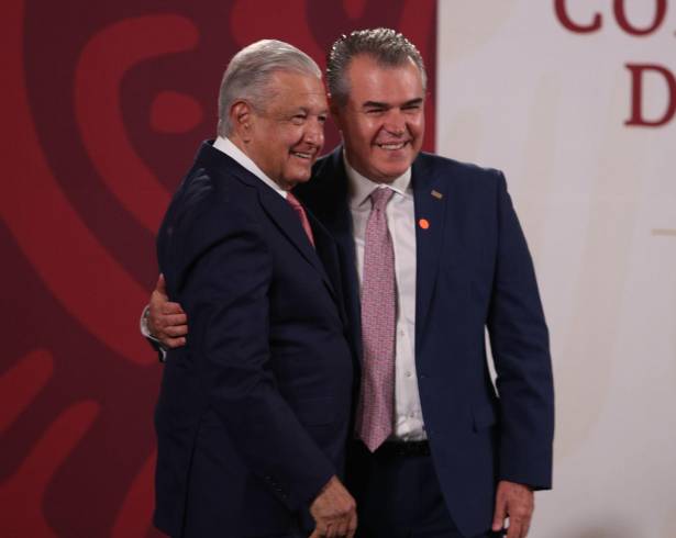 El periodista señala que Francisco Cervantes, presidente del Consejo Coordinador Empresarial, no pudo ver, ante su entrega total al gobierno de López Obrador, que la parte más oscura del régimen, vinculada al crimen organizado, fue infestando al máximo órgano del sector privado, colocando a sus piezas en todo el país.