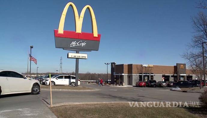 $!Mujer golpeó a trabajadora de McDonald’s porque “se tardaban mucho en preparar el tocino”