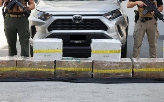 Dos hombres originarios de Sinaloa protagonizaron una persecución y balacera por calles de Monterrey que terminó con el aseguramiento de 200 kilos de cristal en Nuevo León.