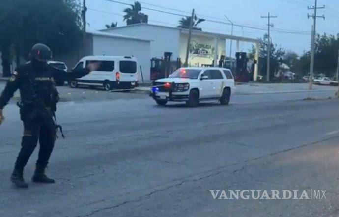 $!En el lugar, sobre la carretera a Nuevo Laredo, dos carrilles han sido cerrados, contrario a lo que ocurre en otras ocasiones, además que se ha bloqueado los accesos completamente y han llegado mandos policiales,