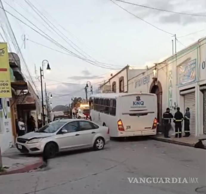 $!Vista del autobús que chocó contra un automóvil y causó la evacuación de varias viviendas.