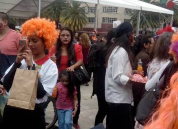 Asistentes a Marcha Zombie comienzan a concentrarse en Monumento a la ...