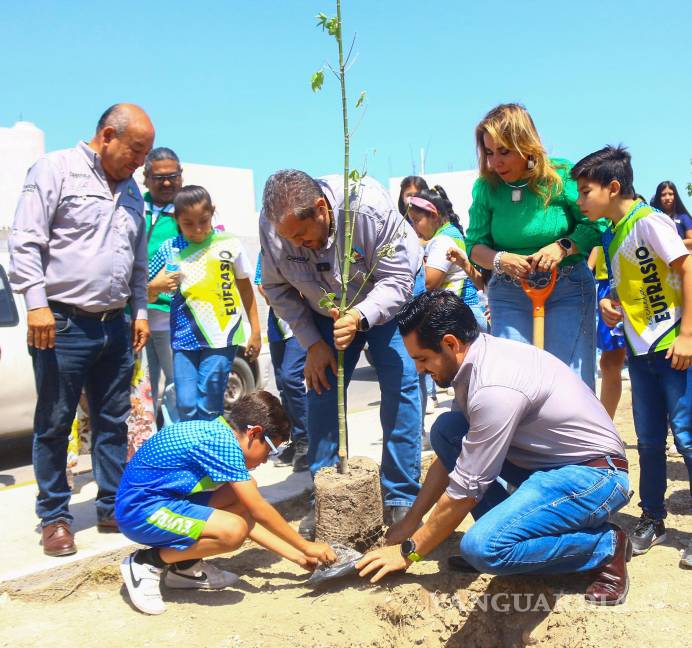 $!Funcionarios municipales participaron activamente en la reforestación, fomentando el trabajo en equipo y la conciencia ecológica.