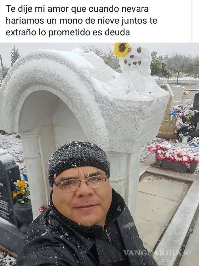 $!Le prometió a su madre que harían un mono de nieve, y hoy fue a hacerlo a su tumba en Piedras Negras