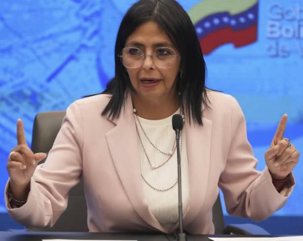 Lejos de promover un gobierno opositor, Trump avaló a la vicepresidenta Delcy Rodríguez como presidenta interina, a quien llegó a describir como una “persona extraordinaria”.