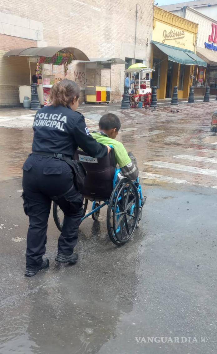 $!Durante un recorrido preventivo, agentes municipales auxiliaron a personas en situación vulnerable.