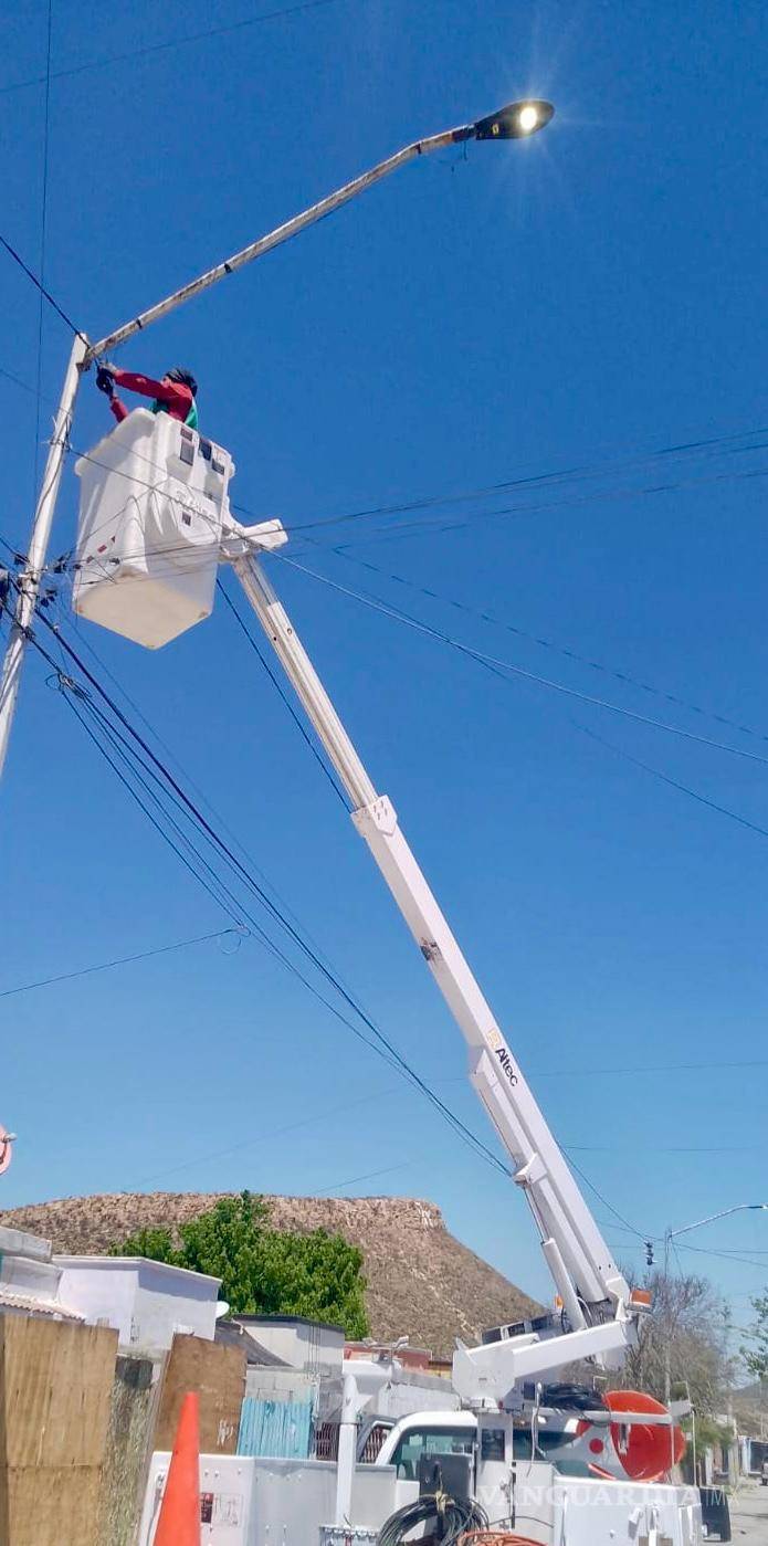 $!Las acciones de mantenimiento e instalación de luminarias buscan mejorar la seguridad y calidad de vida en diversas zonas de Ramos Arizpe.