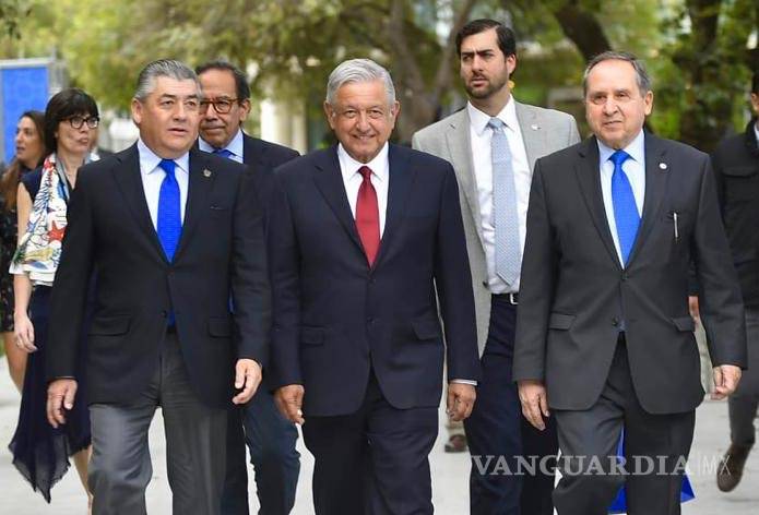 AMLO y Tec de Monterrey darán becas a jóvenes de escasos recursos