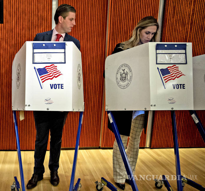 $!¡De tal palo tal astilla! Donald y Eric Trump revisan el voto de sus esposas