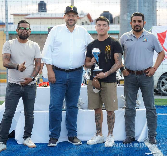 $!Niños, jóvenes y adultos disfrutaron de un ambiente familiar durante la premiación en la cancha La Azul de la plaza del Valle.
