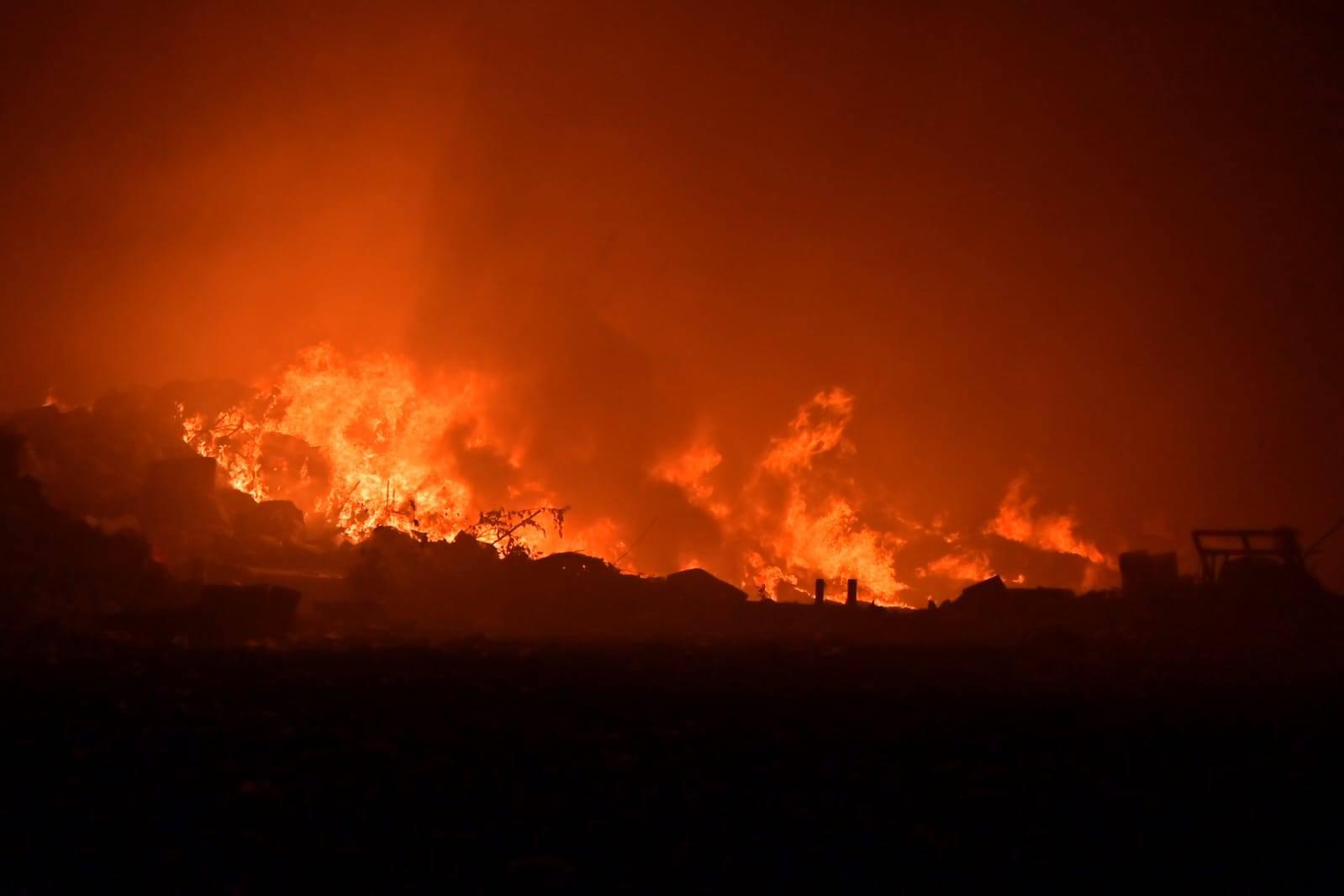 Fuerte incendio consume relleno sanitario en el municipio de Nava, Coahuila