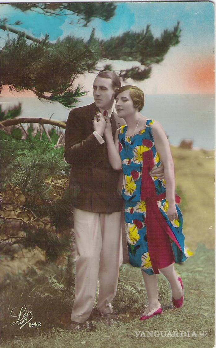 $!Marcelina escribe a “Felipito” el 5 de febrero de 1930 y le desea felicidades “en el día de hoy” y “todas las de tu vida”; firma “Tu Chela”. Al frente, una pareja aparece abrazada junto a un árbol.