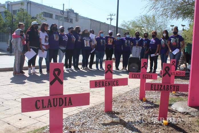 $!Madres Poderosas coloca anti monumento en Torreón: cruces con nombres de sus hijas asesinadas