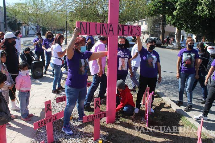 $!Madres Poderosas coloca anti monumento en Torreón: cruces con nombres de sus hijas asesinadas