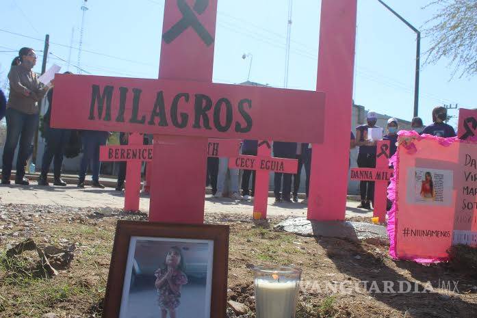 $!Madres Poderosas coloca anti monumento en Torreón: cruces con nombres de sus hijas asesinadas