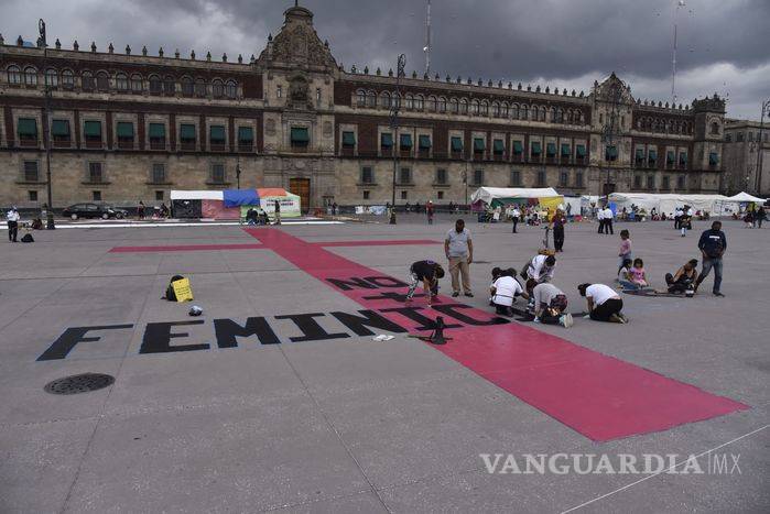 $!Mujeres pintaron cruz gigante en el Zócalo; exigen justicia para feminicidios