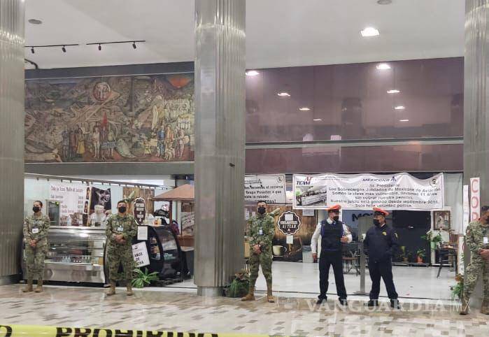 $!La zona fue acordonada por marinos y policías de la Ciudad de México, así como empleados del AICM
