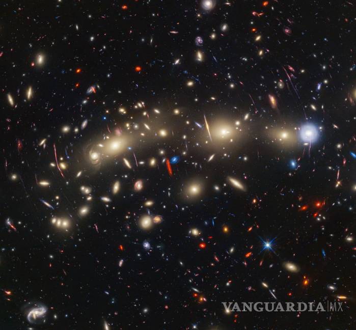 $!Una fotografía distribuida muestra el cúmulo de galaxias del árbol de Navidad.