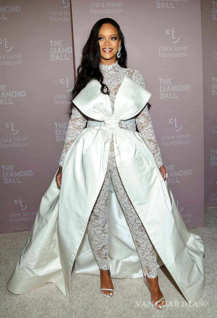 $!Famosos ayudan a hacer brillar Diamond Ball de Rihanna