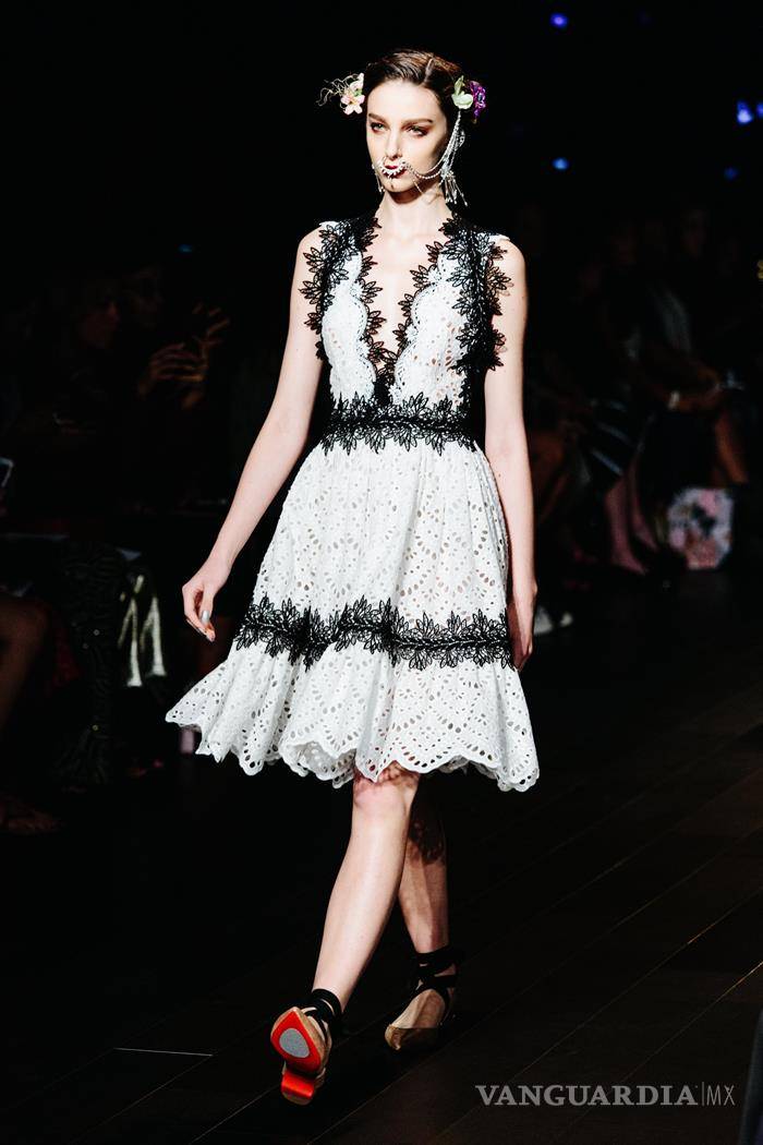 $!La sensualidad y el color de Naeem Khan brillan en la pasarela de Nueva York