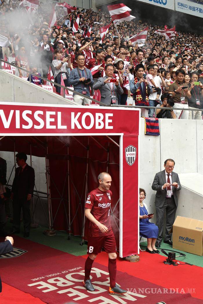 $!Iniesta es presentado en Japón ante miles de aficionados