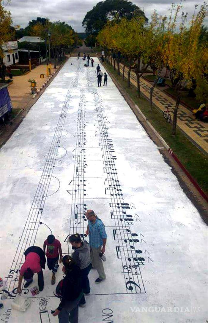$!Pintan La Cumparsita, a lo largo de 82 metros, en el suelo de una calle