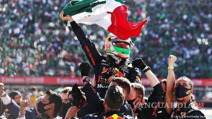 $!Max Verstappen se lleva el gran premio de México; ‘Checo’ Pérez sube al podio como tercero