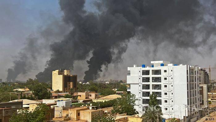 $!Un cese de fuego acordado, según trascendió, por generales enfrentados en Sudán entró en vigencia el martes, pero se libraron combates intensos hasta la hora misma de inicio