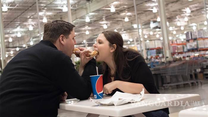 $!Pareja se jura amor en Costco