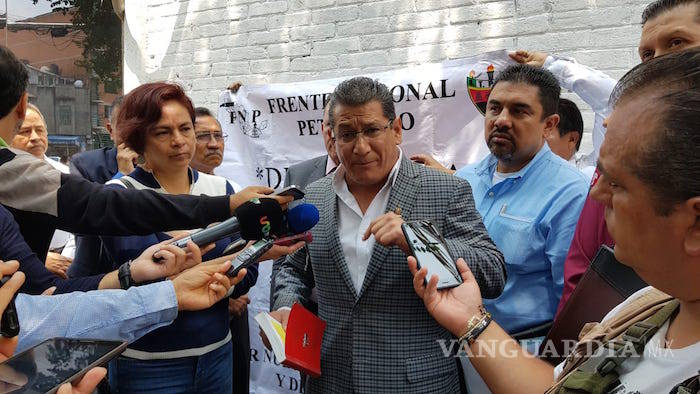 $!Petroleros presentan más pruebas contra Romero Deschamps a FGR