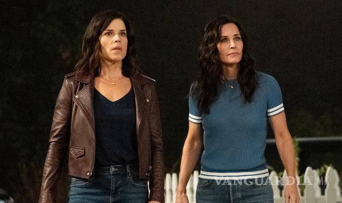 $!En esta quinta entrega regresan rostros conocidos como Courtney Cox (derecha) y Neve Campbell (izquierda).