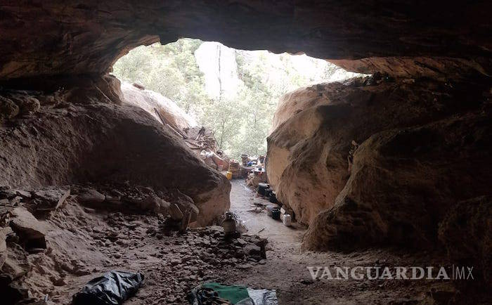 $!Rescatan a 21 hombres secuestrados en cueva de Chihuahua; los obligaban a sembrar droga