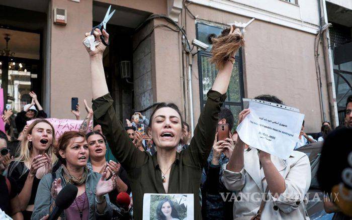 $!En París reprimieron protestas por muerte de Mahsa Amini en Irán