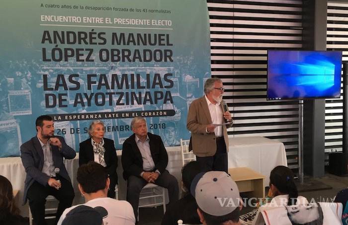 $!AMLO se reúne con padres de los 43 de Ayotzinapa, promete que él sí buscará la verdad