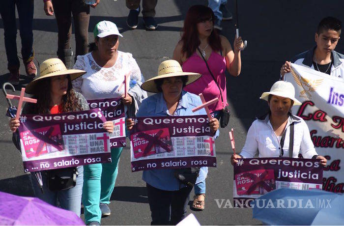 $!“¡Justicia, no salario rosa!”, exigen en marcha contra feminicidios en el Edomex