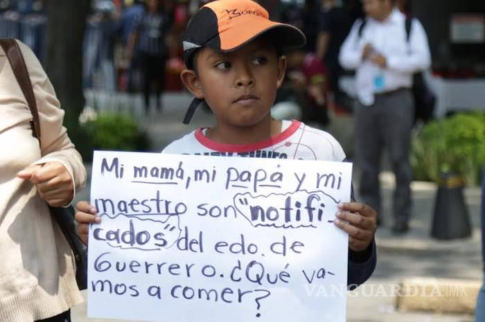 $!Maestros de la CNTE marchan sobre Reforma rumbo a Los Pinos