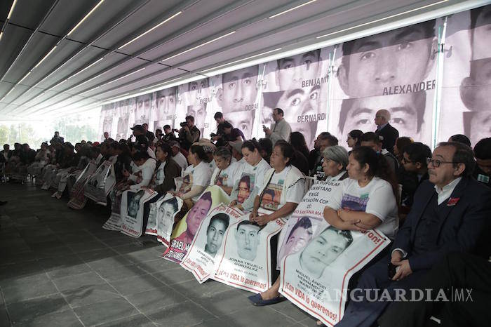 $!AMLO se reúne con padres de los 43 de Ayotzinapa, promete que él sí buscará la verdad
