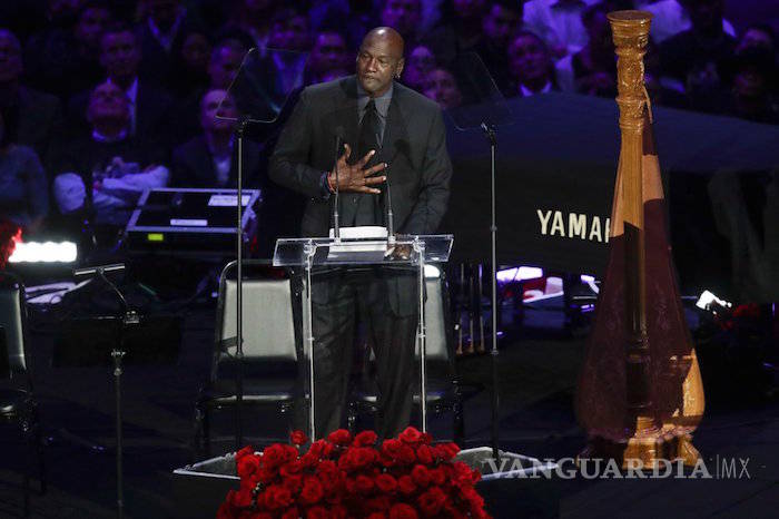 $!Michael Jordan rompe en llanto durante el homenaje a Kobe Bryant: “Descansa en paz, hermanito”