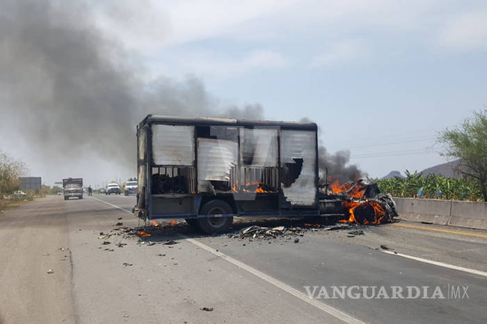 $!Viernes violento en Tierra Caliente: Registran 11 bloqueos, quema de vehículos y enfrentamientos