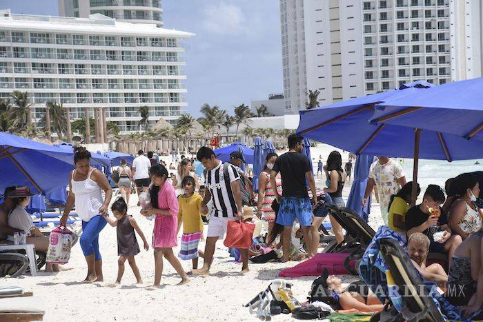 $!Mexicanos atiborran Acapulco, Mazatlán, Cancún… tercera ola de COVID no los asusta