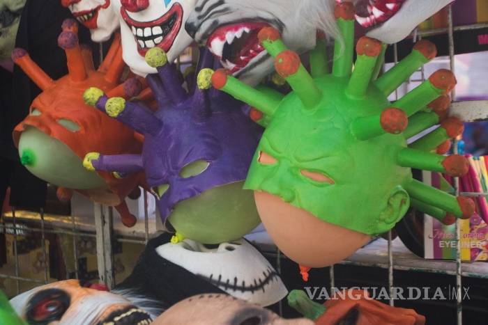 $!COVID-19, 'El Chapo' y AMLO inspiran máscaras de Halloween en mercado de CDMX